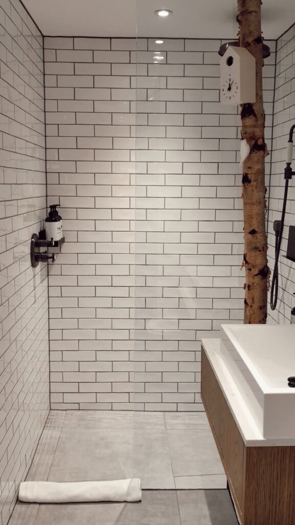 shower room with tree